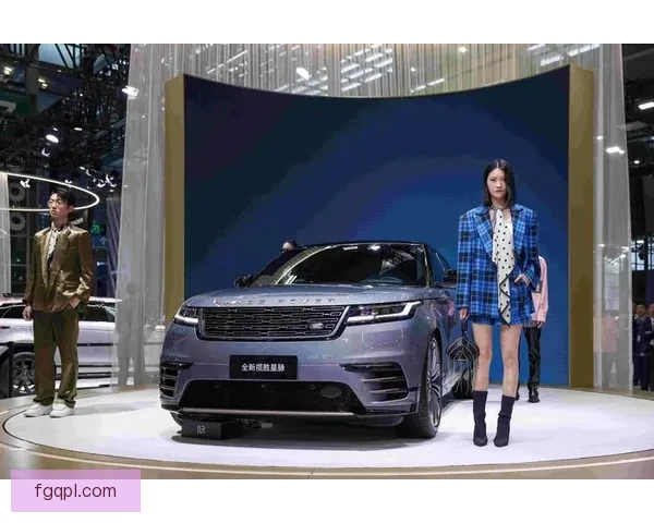 天蓝为底骏马化线奔腾贯穿以英博主场新战袍诠释速度与力量美学精神